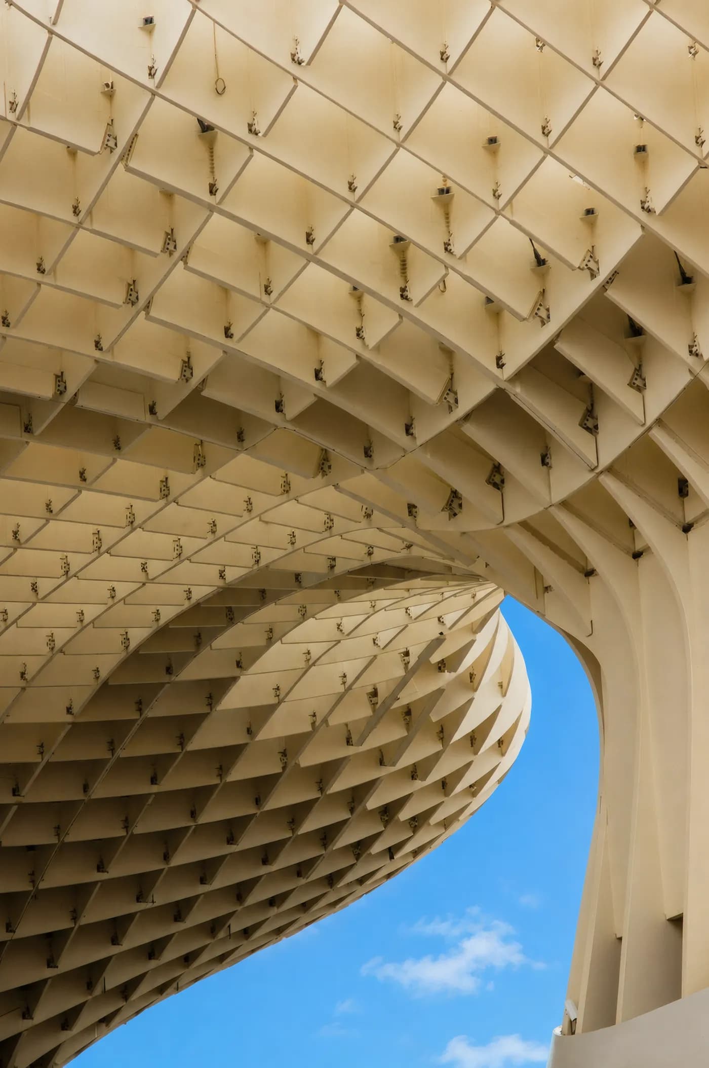 El entramado de madera del Metropol Parasol (las Setas de Sevilla) sobre el centro de Sevilla